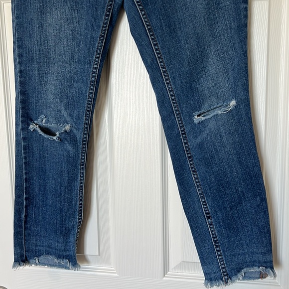 Free People Distressed Denim Cropped Skinny Jeans Size 28 - Picture 3 of 15